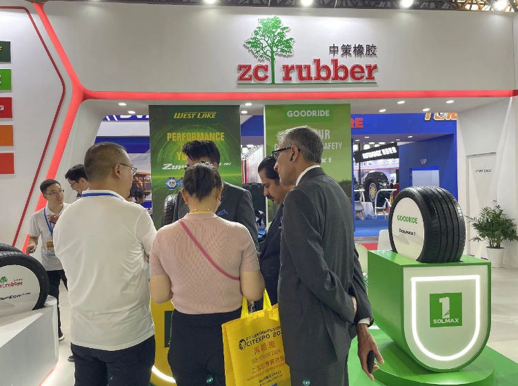 在為期三天的展會(huì)中，來自歐美、東南亞等多家客戶表達(dá)了強(qiáng)烈興趣，并與中策橡膠達(dá)成了合作意向。中策橡膠作為全球第九大輪胎制造商，不僅致力于輪胎細(xì)分品類的創(chuàng)新研發(fā)和精益生產(chǎn)，還通過多渠道銷售一體化發(fā)展，為全球消費(fèi)者提供豐富且優(yōu)質(zhì)的輪胎產(chǎn)品與服務(wù)。中策的高價(jià)值產(chǎn)品與服務(wù)已覆蓋近200個(gè)國家和地區(qū)，贏得了全球消費(fèi)者的歡迎與認(rèn)可。