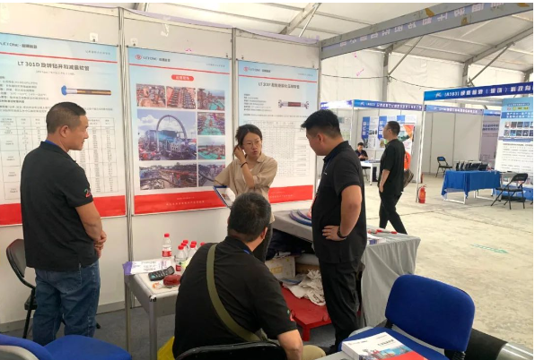 其中，利通科技的“耐硫化氫耐脈沖超高壓石油鉆采輸送軟管關鍵技術”項目獲得了2021年度河南省科學技術進步獎三等獎，這一技術的應用推動了油氣資源勘探開發(fā)向更高效率、更高質量方向邁進。