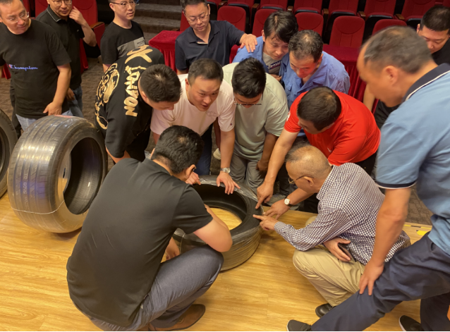 據(jù)了解，駿馬集團(tuán)是江蘇重點(diǎn)企業(yè)集團(tuán)，專(zhuān)注于輪胎骨架材料的生產(chǎn)與經(jīng)營(yíng)。該集團(tuán)總資產(chǎn)達(dá)12億美元，員工人數(shù)超過(guò)6000人，產(chǎn)品主要包括錦綸6浸膠簾子布、錦綸66浸膠簾子布、高模低縮滌綸簾子布和子午胎輪胎鋼簾線，已經(jīng)形成了中國(guó)簾子布產(chǎn)能第一、鋼簾線產(chǎn)能前三的規(guī)模。