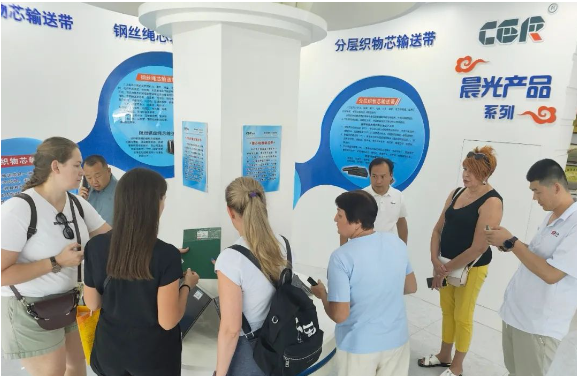 山東晨光膠帶有限公司迎來了一場具有重要意義的國際合作交流。來自俄羅斯、印度和南非等多個國家的客戶蒞臨晨光膠帶工廠，共同探討合作前景。