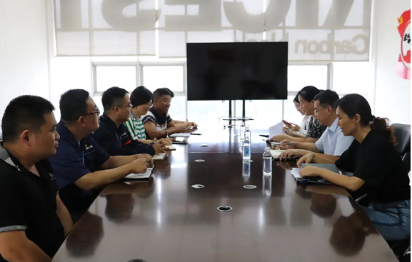 墾利區(qū)商務局黨組成員、副局長楊立海、區(qū)商務公共服務中心主任王真一行于9月11日下午赴耐斯特炭黑公司展開調研工作。勝坨化工產(chǎn)業(yè)發(fā)展服務中心副主任張鵬、炭黑公司副總經(jīng)理、綜合管理部經(jīng)理許娜、外貿(mào)處主管巴朋飛等陪同調研。