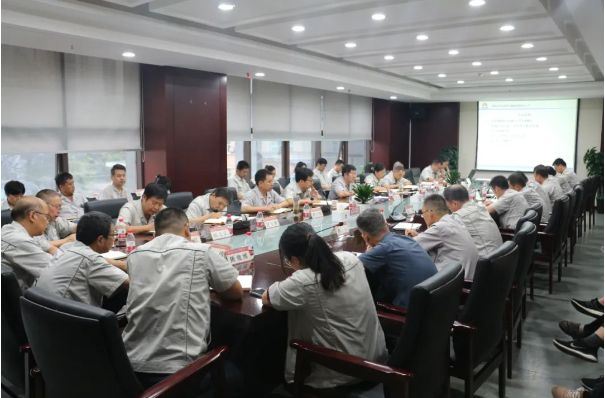 陜西延長石油西北橡膠有限公司于9月11日召開了9月份的工作對接會。會議由西橡公司副總經(jīng)理寧博主持，西橡公司總經(jīng)理兼黨委副書記張航偉也出席并發(fā)表講話。與會的還包括西橡公司領導班子成員和各單位各部門負責人。