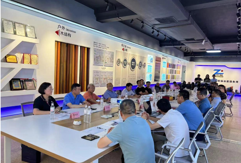 寧波涂協(xié)考察團來到了青島中氟氟碳材料有限公司，公司總經(jīng)理宋兆斌熱情歡迎了考察團。在座談交流會上，宋兆斌總經(jīng)理詳細介紹了公司的產(chǎn)品體系，包括FEVE水性氟碳涂料、油性氟碳涂料、UV光固化涂料等。他強調(diào)了公司在氟碳領(lǐng)域的深耕細作和標準的豐富經(jīng)驗，為行業(yè)內(nèi)其他企業(yè)提供了學習的機會。