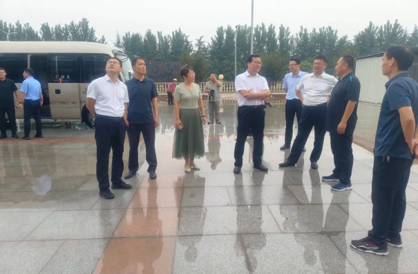 王琪華首先蒞臨諸城涌安橡膠工程輪胎建設(shè)項(xiàng)目，仔細(xì)聆聽了項(xiàng)目負(fù)責(zé)人的介紹，詳細(xì)了解了各個(gè)項(xiàng)目的進(jìn)展情況，全面了解了項(xiàng)目中遇到的問題。隨后，與現(xiàn)場(chǎng)人員一起深入討論，共同探討解決項(xiàng)目推進(jìn)中的難題。