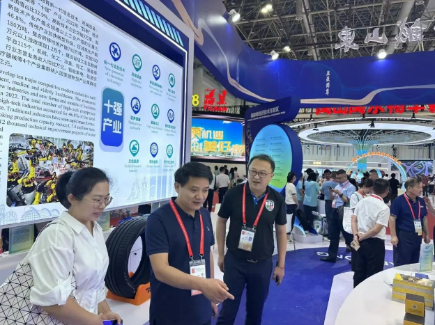 二十三屆中國國際投資貿(mào)易洽談會(huì)在福建廈門順利舉行，吸引了來自世界各地的企業(yè)參展。在這個(gè)盛大的國際活動(dòng)上，山東省唯一受邀的輪胎企業(yè)，華盛橡膠，閃耀登場(chǎng)，向觀眾展示了其最新的創(chuàng)新產(chǎn)品。