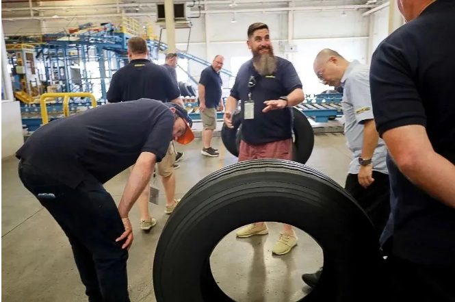 Tyres4U經(jīng)銷商代表團(tuán)探訪華誼泰國公司