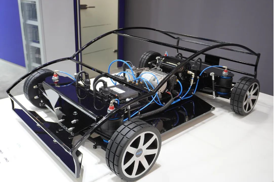 隨著新能源汽車市場的蓬勃發(fā)展，安美科在空氣懸架領(lǐng)域持續(xù)突破，已成為頭部新勢力和自主品牌的核心供應(yīng)商。他們在中國市場的全面布局包括生產(chǎn)運(yùn)營基地位于安徽宣城，研發(fā)試驗中心則設(shè)立于上海安亭，以滿足市場需求，為汽車行業(yè)提供卓越的技術(shù)支持和解決方案。