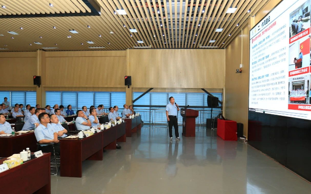 萬力輪胎于2023年8月10日召開了2023年8月月度經(jīng)營例會暨半年工作會議，會議匯聚了公司的領導班子，包括董事長王松和黨委書記兼總經(jīng)理曹限東。