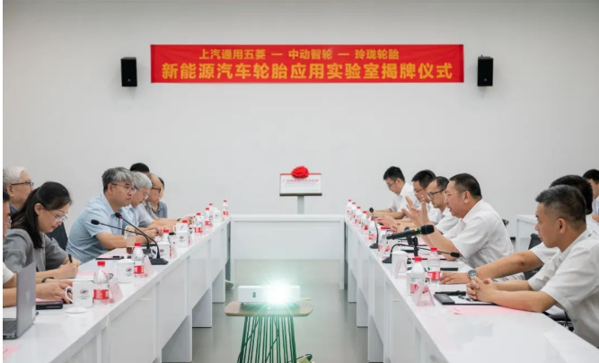 與上汽通用五菱密切合作的合作伙伴之一，玲瓏輪胎也在汽車產(chǎn)業(yè)中扮演著重要的角色。他們多年來一直致力于提高零部件的質(zhì)量，以滿足客戶對高品質(zhì)和高性能輪胎的需求。這些努力得到了全球60多家汽車廠的認(rèn)可，使其成為中國輪胎行業(yè)的佼佼者。