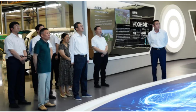 山東省委統(tǒng)戰(zhàn)部副部長、省工商聯(lián)黨組書記、常務(wù)副主席張鯤于9月16日蒞臨華勤橡膠工業(yè)集團展開調(diào)研。濟寧市委常委、組織部部長、統(tǒng)戰(zhàn)部部長龐建棟，以及兗州區(qū)委書記王慶協(xié)同考察。