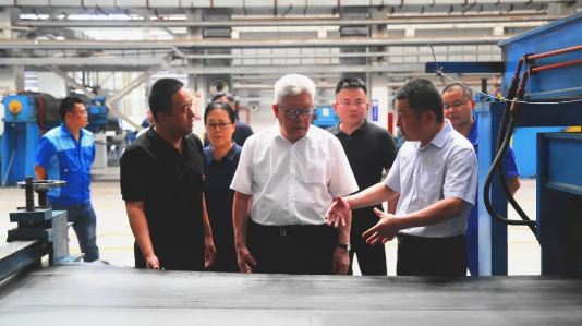 近日，原安徽省發(fā)改委常務(wù)副主任、安徽省化工行業(yè)協(xié)會(huì)專家委員會(huì)主任李朝東、安徽省化工行業(yè)協(xié)會(huì)會(huì)長(zhǎng)楊青元一行來(lái)青島橡六輸送帶有限公司調(diào)研考察。