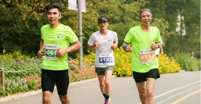 四家合作伙伴貴州輪胎技術(shù)中心、森麒麟輪胎、萬力輪胎和中策橡膠集團(tuán)也紛紛在活動中發(fā)表了致辭，表達(dá)了對綠色輪胎安全周的支持。隨著中國橡膠工業(yè)協(xié)會副會長兼秘書長雷昌純等代表扣動發(fā)令器，1000余名跑友沖出了起跑線，場面蔚為壯觀。
