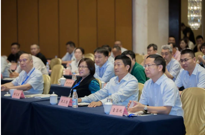 橡膠機(jī)械模具分會(huì)理事長(zhǎng)鄭栩栩分析了輪胎模具行業(yè)的運(yùn)行情況，指出在過(guò)去三年中，該行業(yè)受到了多重因素的影響，包括需求減弱、供給沖擊、疫情沖擊等，導(dǎo)致模具生產(chǎn)企業(yè)的利潤(rùn)空間受到擠壓。他提出了六方面行業(yè)高質(zhì)量發(fā)展的策略，包括追求價(jià)值競(jìng)爭(zhēng)、智能化發(fā)展和轉(zhuǎn)型升級(jí)等。