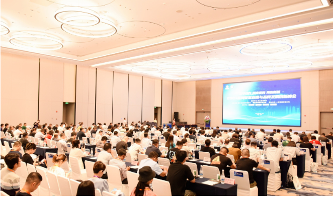 在本次峰會(huì)上，浙江省連鎖經(jīng)營(yíng)協(xié)會(huì)和福建省連鎖經(jīng)營(yíng)協(xié)會(huì)評(píng)選出各行業(yè)中質(zhì)量和創(chuàng)新能力強(qiáng)的優(yōu)秀標(biāo)桿企業(yè)，為消費(fèi)者提供公正科學(xué)的指導(dǎo)，同時(shí)也見(jiàn)證了汽車(chē)后市場(chǎng)行業(yè)的不斷進(jìn)步。中策車(chē)空間榮獲的三項(xiàng)大獎(jiǎng)不僅是對(duì)該公司在產(chǎn)品質(zhì)量和信譽(yù)方面的再次認(rèn)可，也為連鎖經(jīng)營(yíng)領(lǐng)域的發(fā)展樹(shù)立了新的典范，彰顯了行業(yè)領(lǐng)軍品牌的責(zé)任與擔(dān)當(dāng)。中策車(chē)空間將繼續(xù)秉持初心，為用戶(hù)提供專(zhuān)業(yè)、便捷、極致的汽車(chē)服務(wù)體驗(yàn)，助力門(mén)店發(fā)展，快樂(lè)用戶(hù)。