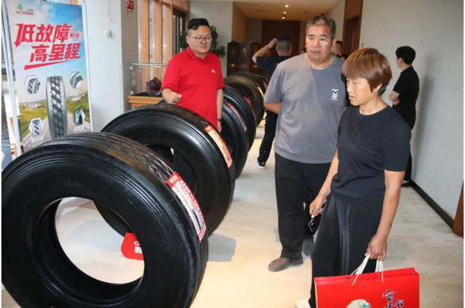 中策橡膠集團河南大區(qū)經(jīng)理姚雄隆重介紹了備受矚目的朝陽俠系列產(chǎn)品，深入解析了其技術(shù)特點和市場前景。與此同時，豫德隆商貿(mào)公司銷售經(jīng)理王九輝也認真講解了智慧系統(tǒng)，并通過成功案例進行了深入分析，強調(diào)了產(chǎn)品和技術(shù)的高質(zhì)量發(fā)展對合作伙伴的賦能。