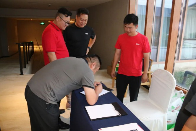 會議還舉行了促銷講解，政策優(yōu)惠措施引發(fā)了與會者的濃厚興趣，許多人紛紛下單購買朝陽輪胎的產(chǎn)品。這進一步證明了朝陽輪胎以其過硬的產(chǎn)品實力，贏得了眾多消費者的信任和青睞，市場反饋也非常積極。