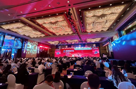 近日，第十四屆中國(guó)國(guó)際石油化工大會(huì)在寧波圓滿(mǎn)落幕。本次大會(huì)以“駕馭不確定性，共促綠色復(fù)蘇”為主題，為石油化工行業(yè)帶來(lái)了一場(chǎng)深刻的思想盛宴。大會(huì)上，卡博特公司副總裁、中國(guó)區(qū)董事總經(jīng)理兼功能性補(bǔ)強(qiáng)材料中國(guó)區(qū)業(yè)務(wù)總監(jiān)王維琤女士成為亮點(diǎn)，她在女性領(lǐng)導(dǎo)力論壇和市長(zhǎng)論壇上分享了關(guān)于“駕馭不確定性”的獨(dú)特見(jiàn)解，引發(fā)了廣泛關(guān)注。