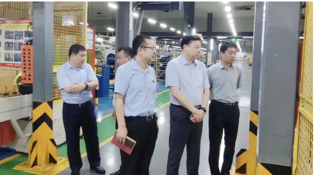 侯宇剛還深入?yún)⒂^了萬(wàn)力輪胎公司的生產(chǎn)車間，詳細(xì)了解了設(shè)備運(yùn)行、質(zhì)量控制、工藝工序、科技研發(fā)和物流運(yùn)輸?shù)确矫娴那闆r。這一行動(dòng)有望為兩家企業(yè)未來(lái)的合作提供更多有力支持。