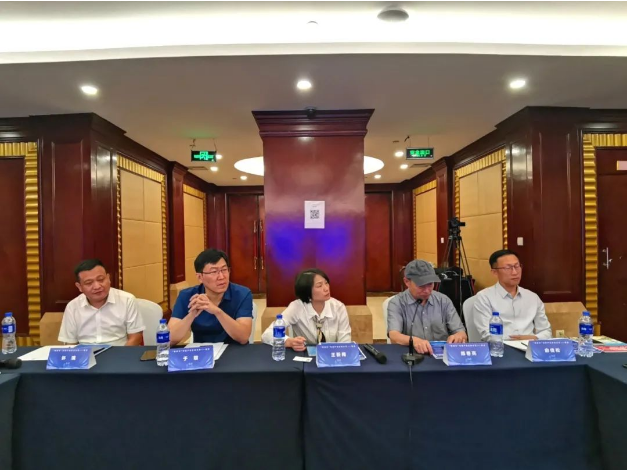 據(jù)了解，此次沙龍活動(dòng)旨在為線纜行業(yè)提供一個(gè)交流平臺(tái)，共同探討行業(yè)發(fā)展的現(xiàn)狀和未來趨勢(shì)。