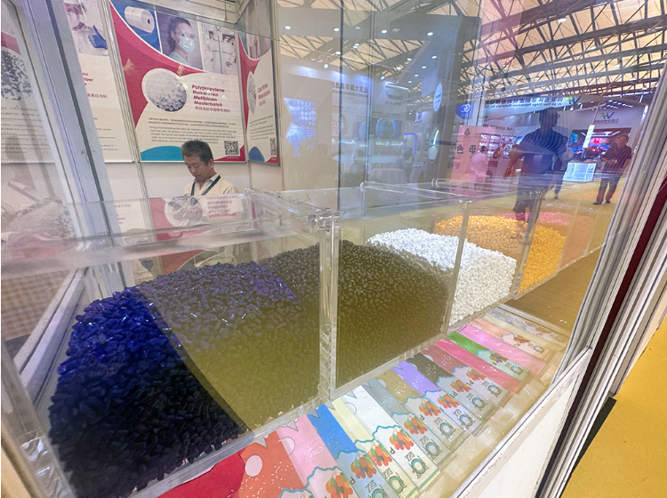 普萊克紅梅的參展工作人員以高效、精細的專屬服務深度助推商貿合作，現(xiàn)場與新、老客戶展開深入的技術探討、產品交流。這種積極的互動促使展會成為商業(yè)合作的理想平臺。