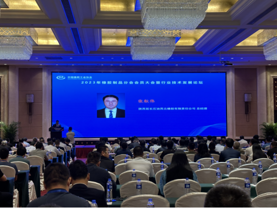 會(huì)議第一天，橡膠制品分會(huì)專家組(擴(kuò)大)會(huì)議召開(kāi)，會(huì)議聚焦行業(yè)的熱點(diǎn)問(wèn)題，深入討論了多個(gè)議題。其中包括新能源、新基建、5G等新領(lǐng)域?qū)ο鹉z制品行業(yè)的影響和發(fā)展趨勢(shì)，以及如何應(yīng)對(duì)橡膠制品產(chǎn)業(yè)鏈重組和出口問(wèn)題，探討碳排放、減碳措施以及綠色發(fā)展問(wèn)題，以及信息化對(duì)提升行業(yè)質(zhì)量、技術(shù)和管理水平的作用，還就品牌和標(biāo)準(zhǔn)在行業(yè)高質(zhì)量發(fā)展中的角色進(jìn)行了深入探討。