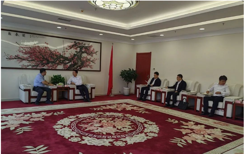 陜西延長石油西北橡膠有限責(zé)任公司總經(jīng)理張航偉率領(lǐng)團(tuán)隊(duì)，前往彬州市考察高端能源化工園區(qū)項(xiàng)目的建設(shè)情況。