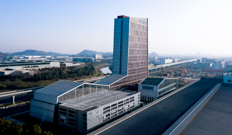 近年來，萬馬股份逐步加大綠色能源領(lǐng)域的投入，并以技術(shù)創(chuàng)新為核心驅(qū)動(dòng)力，不斷推出優(yōu)質(zhì)產(chǎn)品和定制化解決方案，為光伏行業(yè)的高質(zhì)量發(fā)展貢獻(xiàn)力量。這次獲獎(jiǎng)是對(duì)萬馬股份多年來不斷突破，為客戶提供卓越產(chǎn)品的充分肯定。