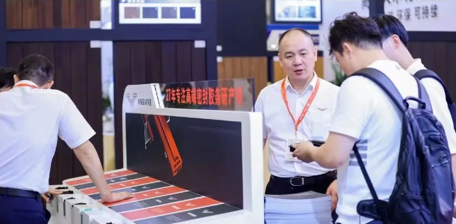 據(jù)了解，榮基公司在本次展會上展示了一系列密封膠條產品，包括TPV三復合膠條、三元乙丙膠條、氯丁橡膠膠條和硅膠膠條等，這些產品廣泛應用于門窗幕墻、家用電器、光伏等多個領域，為高品質生活提供全方位的支持。