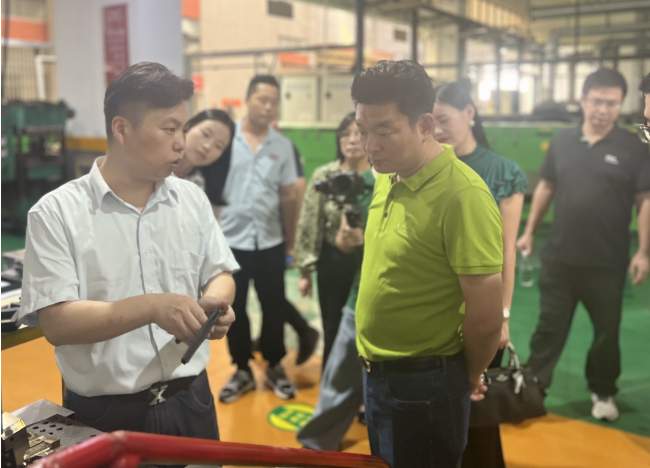 榮基塑料制品有限公司一直以來致力于創(chuàng)新和卓越，為門窗行業(yè)提供高品質(zhì)的密封膠條產(chǎn)品。在曾奎會長的引領(lǐng)下，走訪團(tuán)成員深入?yún)⒂^了榮基公司的智能化車間。2022年底，榮基對其煉膠中心進(jìn)行了全面煥新升級，引進(jìn)了全自動上輔機(jī)和下落式密煉機(jī)混煉膠系統(tǒng)，并植入了自動化管理系統(tǒng)，這不僅進(jìn)一步提高了產(chǎn)能，也徹底提升了企業(yè)的智能化管理水平。