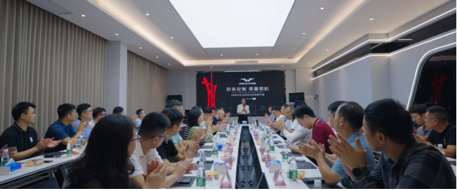 在隨后的座談會上，雙方進(jìn)行了深入的交流與探討。座談會由榮基公司總經(jīng)理劉進(jìn)容主持，他詳細(xì)介紹了榮基的發(fā)展歷程、技術(shù)優(yōu)勢和經(jīng)典項目。特別值得一提的是，劉總還詳細(xì)闡述了榮基專為門窗企業(yè)研發(fā)的全新整框焊接密封膠條的性能和優(yōu)勢，引起了在座嘉賓的濃厚興趣。