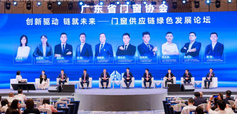 在供應(yīng)鏈主題論壇環(huán)節(jié)，榮基總經(jīng)理劉進(jìn)容表示，公司一直在思考如何在傳承與創(chuàng)新之間找到平衡。榮基堅(jiān)守著解決門窗密封性問題的初衷，同時(shí)不斷優(yōu)化產(chǎn)品，助力門窗行業(yè)實(shí)現(xiàn)綠色可持續(xù)發(fā)展。他還強(qiáng)調(diào)了榮基在技術(shù)領(lǐng)域的提升，使公司在競爭激烈的市場中取得逆勢增長的成就。