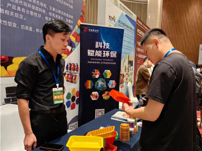 作為熱成型產(chǎn)業(yè)鏈原料供應(yīng)環(huán)節(jié)的重要一員，上海羽迪新材料科技有限公司再次積極參與了此次大會，為業(yè)界展示了其最新產(chǎn)品和技術(shù)。羽迪一直致力于色母粒的生產(chǎn)，這是熱成型產(chǎn)品色彩豐富的關(guān)鍵元素之一。在展示環(huán)節(jié)，羽迪的展臺前絡(luò)繹不絕的客戶表現(xiàn)出極大的興趣，對羽迪展出的多種產(chǎn)品表達(dá)了濃厚的興趣。