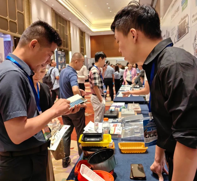 羽迪新材料科技有限公司是一家多年從事色母粒生產(chǎn)的高新技術(shù)企業(yè)，積極關(guān)注行業(yè)發(fā)展動態(tài)，深入了解市場需求，不斷升級優(yōu)化技術(shù)和產(chǎn)品，以適應(yīng)市場的不斷變化。截至目前，羽迪已為國內(nèi)外超過2000家客戶提供了各類產(chǎn)品的定制解決方案，展現(xiàn)了其在熱成型行業(yè)的堅實實力和領(lǐng)先地位。這一次的熱成型大會再次證明了羽迪在行業(yè)中的引領(lǐng)地位和創(chuàng)新能力，也為未來的發(fā)展奠定了堅實的基礎(chǔ)。