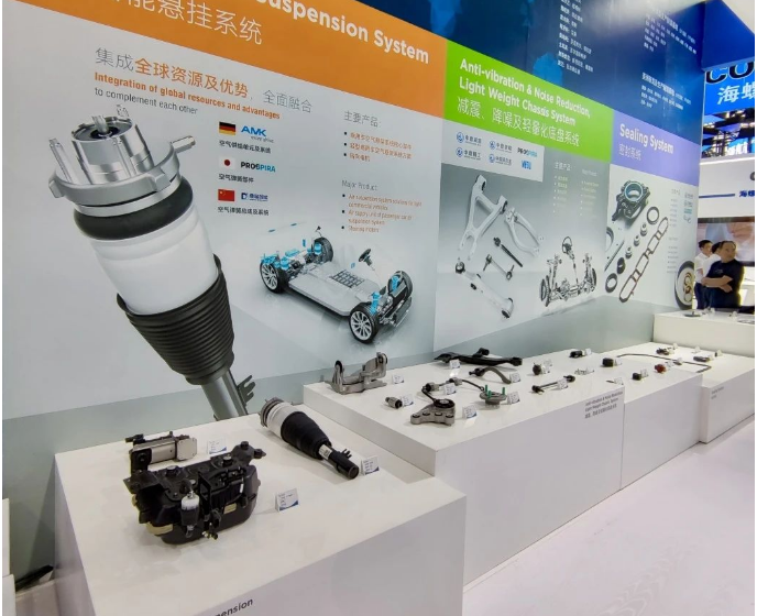 中鼎集團(tuán)的亮點之一是他們首次將“智能制造”生產(chǎn)線運用VR技術(shù)呈現(xiàn)給大眾。參觀者只需佩戴VR設(shè)備，就能沉浸式地體驗360度實景瀏覽中鼎先進(jìn)的制造裝備和智能制造技術(shù)。這種創(chuàng)新方式讓參觀者更加深入地了解了中鼎在數(shù)字化轉(zhuǎn)型方面的成就，同時也感受到了智能制造的迷人魅力。