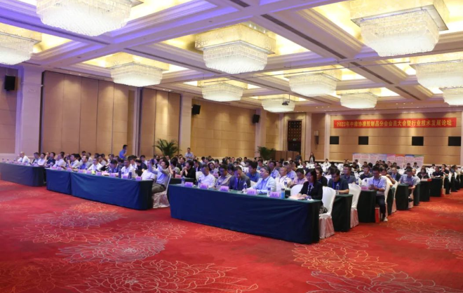 近日，中國橡膠工業(yè)協(xié)會(huì)橡膠制品分會(huì)在陜西西安舉行了2023年會(huì)員大會(huì)暨行業(yè)技術(shù)發(fā)展論壇。本次盛會(huì)的主題為“新格局、新起點(diǎn)、新挑戰(zhàn)、新征程”，旨在積極響應(yīng)國家雙循環(huán)戰(zhàn)略，勇敢應(yīng)對(duì)國際逆全球化挑戰(zhàn)，引領(lǐng)橡膠制品行業(yè)迎接轉(zhuǎn)型創(chuàng)新與綠色高質(zhì)量發(fā)展的挑戰(zhàn)。