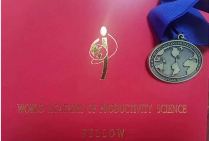 據(jù)悉，王明江先生擁有豐富的經(jīng)驗(yàn)和榮譽(yù)，他不僅是九三學(xué)社中央創(chuàng)新委員會(huì)委員，還曾榮獲國(guó)家發(fā)明創(chuàng)業(yè)獎(jiǎng)、共和國(guó)經(jīng)濟(jì)建設(shè)功勛人物獎(jiǎng)等多項(xiàng)殊榮。他還被江蘇省認(rèn)定為首屆十大發(fā)明家以及“333”高層次領(lǐng)軍人才，以及蘇北發(fā)展領(lǐng)軍人才。