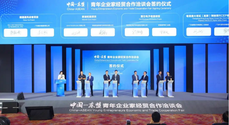 據(jù)了解，新迪輪胎項(xiàng)目計(jì)劃投資高達(dá)20億元人民幣，將在馬來西亞彭亨州馬中關(guān)丹產(chǎn)業(yè)園內(nèi)興建一個(gè)面積超過700,000平方米的工業(yè)4.0工廠。該工廠將主要專注于生產(chǎn)和銷售乘用車子午線輪胎(PCR)、輕卡子午線輪胎(LTR)以及客貨車子午線輪胎(TBR)。這一重大合作項(xiàng)目由駿鴻實(shí)業(yè)有限公司的子公司投資建設(shè)，目前已順利啟動(dòng)，為雙方帶來了共贏的機(jī)會(huì)。