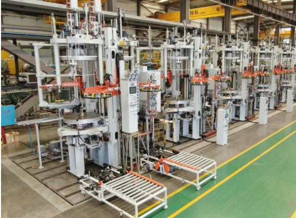 益陽(yáng)益神橡膠機(jī)械有限公司(簡(jiǎn)稱(chēng)益神公司)與國(guó)內(nèi)一家知名輪胎企業(yè)簽署了一份令人矚目的合同，訂單總額超過(guò)2億元，涉及到100多臺(tái)全新65英寸機(jī)液混合硫化機(jī)。這一突破性合作旨在推動(dòng)中國(guó)橡膠機(jī)械行業(yè)的創(chuàng)新升級(jí)。