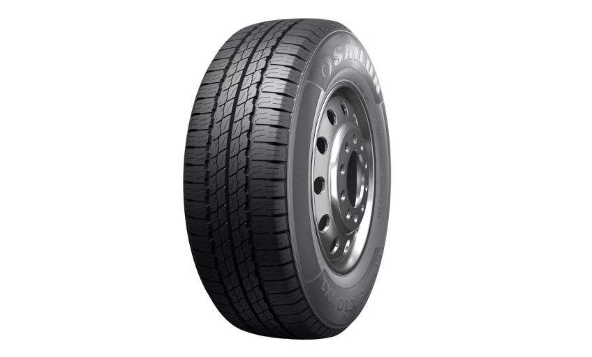 接下來(lái)，賽輪集團(tuán)為南京依維柯全新車型“得意”提供了高性能輪胎，這是他們?yōu)樵撥囆汀傲可矶ㄖ啤钡漠a(chǎn)品。這款輪胎采用了適配于輕型載重車型的SL07花紋，結(jié)合車型進(jìn)行了輪胎花紋和結(jié)構(gòu)優(yōu)化，全面提升了輪胎的綜合性能。賽輪集團(tuán)一直是南京依維柯的重要合作伙伴，他們將繼續(xù)為其多款車型提供性能卓越的配套輪胎。