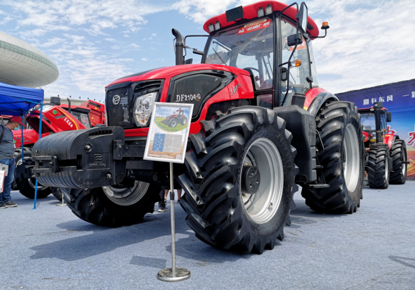 貴州輪胎是一家國內(nèi)知名的輪胎制造商，其農(nóng)業(yè)機(jī)械輪胎規(guī)格齊全，是國內(nèi)最早推出農(nóng)業(yè)子午線輪胎的廠家之一。自2014年正式投產(chǎn)以來，其自主研發(fā)的R-1W、AR1200、AR2000、AR100、AR110等農(nóng)業(yè)子午線輪胎在市場上取得了很高的聲譽(yù)，得到了廣大主機(jī)廠商和用戶的高度認(rèn)可。與傳統(tǒng)農(nóng)業(yè)斜交輪胎相比，農(nóng)業(yè)子午線輪胎更有利于發(fā)揮農(nóng)業(yè)機(jī)械車輛的性能，具有更高的牽引力和耐磨耗性能，同時可以降低充氣氣壓，有助于車輛節(jié)能和土壤保護(hù)。