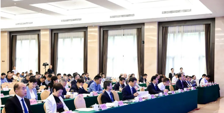 會(huì)議上，民族涂料龍頭企業(yè)三棵樹的董事長兼總裁洪杰發(fā)表了《把握機(jī)遇 迎接改變 堅(jiān)定不移走高質(zhì)量發(fā)展道路》的主題報(bào)告，他深入闡述了當(dāng)前涂料行業(yè)所面臨的大變局以及未來的發(fā)展趨勢，引發(fā)了行業(yè)內(nèi)的廣泛關(guān)注。