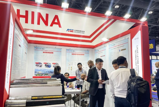 其中，利通科技的頁巖油氣增產(chǎn)酸化壓裂軟管備受矚目，它具有輕量化、長壽命、良好的柔性和易于裝配等特點。相對于傳統(tǒng)的鋼管，這種軟管可以節(jié)省高達70%的成本，并提高2倍的安裝效率。這一創(chuàng)新性產(chǎn)品彌補了傳統(tǒng)硬管壓裂作業(yè)的短板，降低了單井壓裂的成本，提高了作業(yè)效率。阿布扎比國家石油公司等能源公司和行業(yè)專家一致好評，認為利通科技的高端裝備產(chǎn)品有助于實現(xiàn)油氣資源綠色高效率開采。