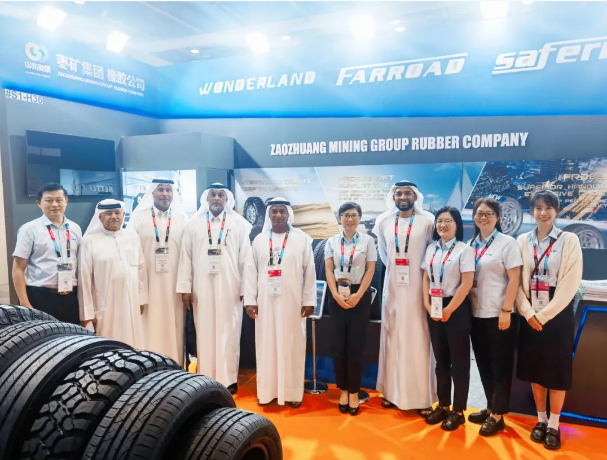 迪拜國(guó)際輪胎展覽會(huì)隆重開(kāi)幕。這一全球輪胎行業(yè)的重要盛會(huì)吸引了來(lái)自世界各地的輪胎專業(yè)人士的關(guān)注。棗礦橡膠在此次展會(huì)上展示了其卓越的技術(shù)實(shí)力和創(chuàng)新優(yōu)勢(shì)，為參觀者呈現(xiàn)了一場(chǎng)令人驚嘆的技術(shù)盛宴。多款明星產(chǎn)品驚艷亮相，再次展示了中國(guó)輪胎品牌的風(fēng)采。