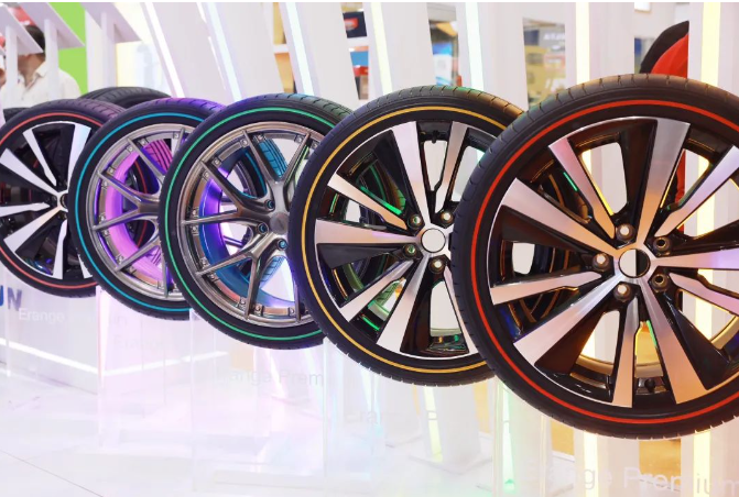 其中，在乘用車(chē)輪胎方面，SAILUN Erange Premium私人定制彩邊胎、SAILUN PD11漂移比賽用胎、ROADX品牌 RXQUEST AT21全地形越野輪胎、ROADX品牌RXMOTION U11新升級(jí)缺氣保用輪胎、BLACKHAWK HV81靜音棉輪胎、BLACKHAWK品牌HISCEND-H HV61城市越野輪胎、DYNAMO品牌STREET-H MU71超高性能轎車(chē)輪胎、ROVELO品牌Mo<i></i>ntare HT RV08 城市公路越野輪胎等紛紛亮相。特別是彩邊胎，采用了EcoPoint3技術(shù)，被業(yè)內(nèi)譽(yù)為突破性的技術(shù)創(chuàng)新，不僅縮短了剎車(chē)距離和降低輪胎噪音，還提高了車(chē)輛續(xù)航里程，為現(xiàn)場(chǎng)觀眾帶來(lái)了一場(chǎng)技術(shù)盛宴。