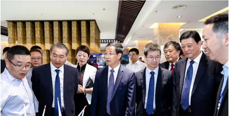 此次大會(huì)匯聚了國(guó)內(nèi)外知名企業(yè)代表，充分體現(xiàn)了高端化和國(guó)際化。各國(guó)涂料行業(yè)領(lǐng)袖也分享了各自國(guó)內(nèi)涂料市場(chǎng)的現(xiàn)狀和經(jīng)濟(jì)社會(huì)發(fā)展趨勢(shì)。同時(shí)，會(huì)議還聚焦輻射固化涂料、仿生涂層材料等領(lǐng)域的最新發(fā)展現(xiàn)狀，為涂料產(chǎn)業(yè)的可持續(xù)發(fā)展提供了寶貴經(jīng)驗(yàn)。