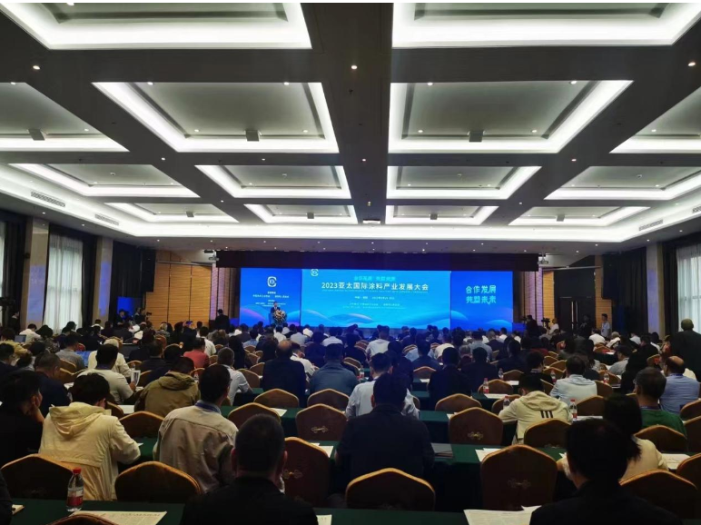 近日，濮陽(yáng)市舉辦的2023亞太國(guó)際涂料產(chǎn)業(yè)發(fā)展大會(huì)在濮陽(yáng)迎賓館盛大舉行。本次大會(huì)的主題定為“合作發(fā)展，共塑未來(lái)”，吸引了近400位來(lái)自國(guó)內(nèi)外涂料行業(yè)的專家學(xué)者、企業(yè)代表以及政府官員。