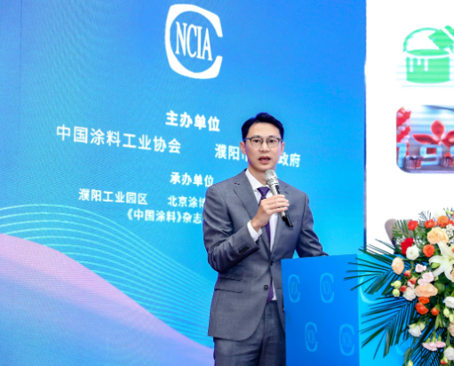 大會(huì)上，葉氏化工集團(tuán)的行政總裁葉鈞先生發(fā)表了題為“傳統(tǒng)產(chǎn)業(yè)的新機(jī)遇”的精彩演講。他首先回顧了葉氏化工集團(tuán)過(guò)去50年的發(fā)展歷程，該集團(tuán)專注于化工行業(yè)，如今已成為全球最大的醋酸酯類溶劑廠商、中國(guó)排名第一的油墨生產(chǎn)商、中國(guó)領(lǐng)先的涂料制造商和汽車潤(rùn)滑油品牌之一。然而，葉氏化工集團(tuán)也積極應(yīng)對(duì)中國(guó)經(jīng)濟(jì)新階段的挑戰(zhàn)，采取了一系列措施，以謀求更大的發(fā)展突破。