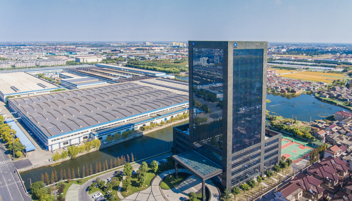 興達(dá)鋼簾線作為全球最大的子午線輪胎用鋼絲骨架材料制造商，不僅在江蘇、山東、泰國等地設(shè)有生產(chǎn)基地，還在全球118個(gè)國家或地區(qū)注冊(cè)了"興達(dá)"商標(biāo)，為來自300多個(gè)客戶的40多個(gè)國家和地區(qū)提供產(chǎn)品和技術(shù)服務(wù)。興達(dá)公司榮獲國家高新技術(shù)企業(yè)、國家火炬計(jì)劃重點(diǎn)高新技術(shù)企業(yè)等多項(xiàng)榮譽(yù)，以及江蘇省綠色工廠的殊榮，展現(xiàn)了其在行業(yè)內(nèi)的領(lǐng)先地位和國際知名品牌的地位。