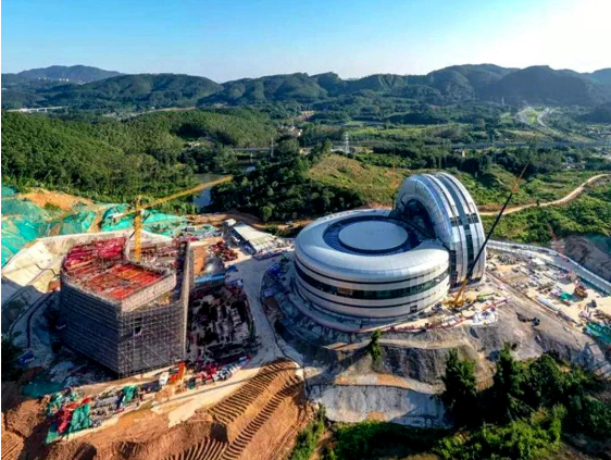 據悉，廣州航空輪胎大科學中心一期工程于2021年開工，定位為航空輪胎大科學科研中心，旨在促進科研成果的快速轉化和中試生產。該一期工程依托航空輪胎動力學大科學裝置和硬核科技中心核心科研平臺，打造了一個集科研、生產和住宿等多功能于一體的科學中心。