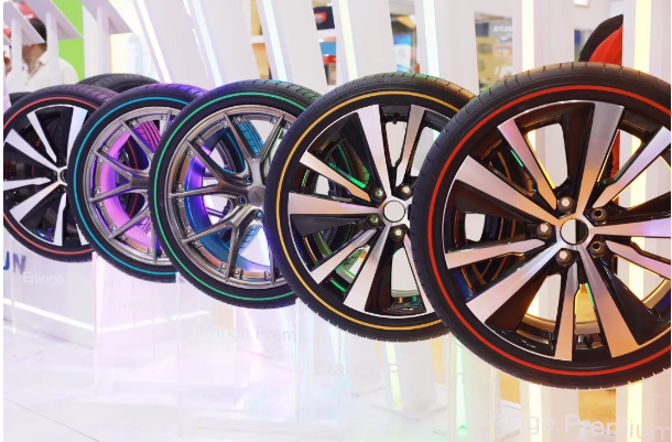 賽輪集團(tuán)以其多款乘用車輪胎、卡客車輪胎和特種輪胎震撼亮相。其中，值得關(guān)注的產(chǎn)品包括SAILUN Erange Premium私人定制彩邊胎、SAILUN PD11漂移比賽用胎、ROADX品牌RXQUEST AT21全地形越野輪胎等。此次展示的“液體黃金”卡客車輪胎陣容強(qiáng)大，有即將面市ABA級(jí)的長(zhǎng)途卡客車輪胎SFL2和SDL2，也有中長(zhǎng)途卡客車輪胎SFR2和SDR2。